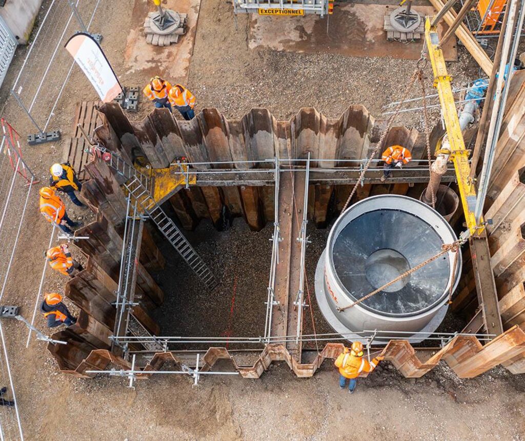 Installation d'un système DDSELECT® sur un chantier, illustrant le processus de mise en place de la solution de décantation hydrodynamique innovante pour la gestion des eaux de ruissellement.