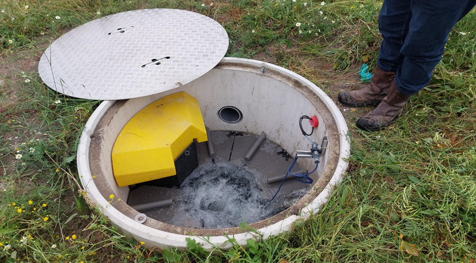 Regard de traitement de l’eau pluviale équipé d’un système de filtration inversée et de contrôle sur site.