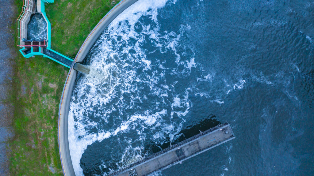 Station de traitement des eaux illustrant la gestion durable et la dépollution de l’eau