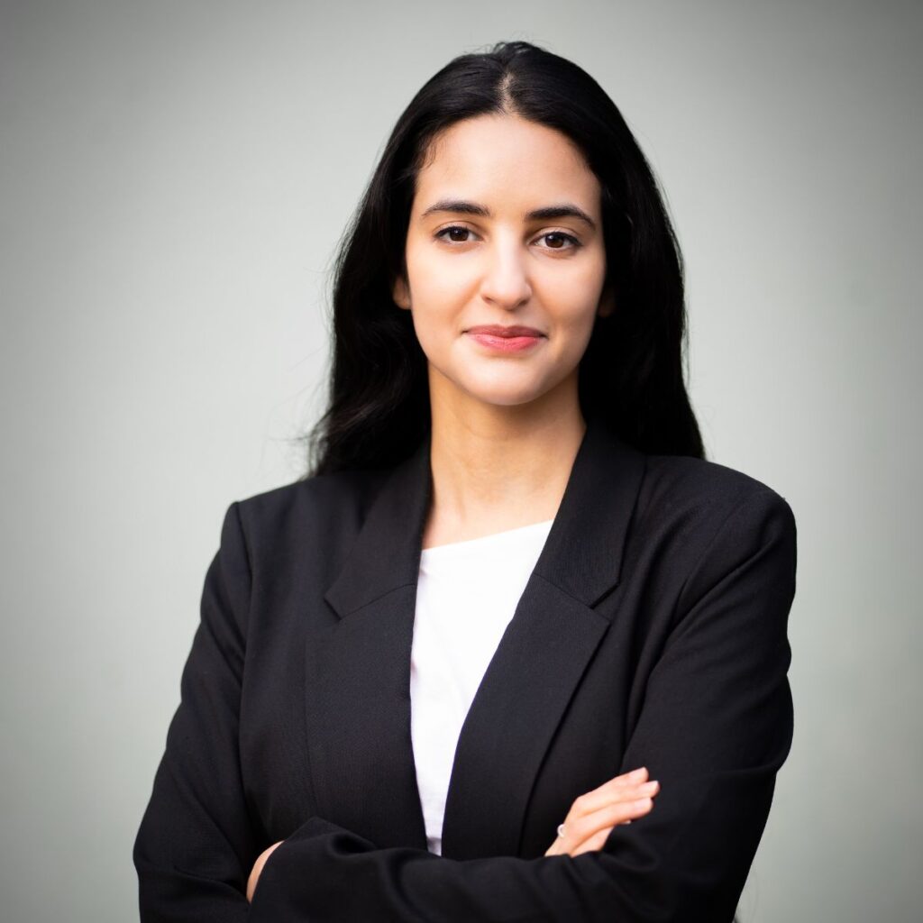 Portrait de Hajar El Rhazouani, responsable technique et réglementaire à l’Union des Industries et Entreprises de l’Eau (UIE), engagée dans l’élaboration du cadre réglementaire de la gestion de l’eau.