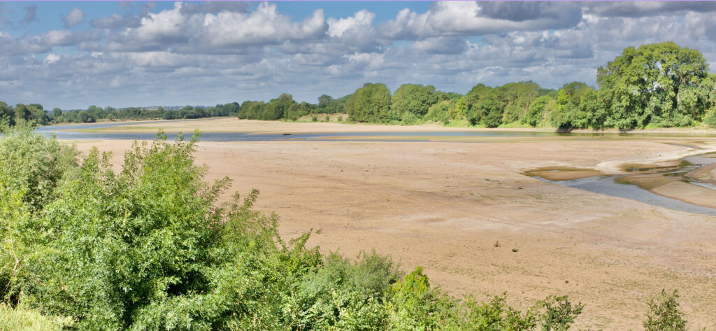Rivière asséchée illustrant la faillite hydrique mondiale et la pénurie d’eau