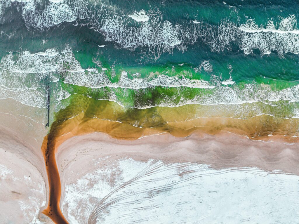 Intrusion saline entre eau de mer et eau douce affectant les nappes phréatiques