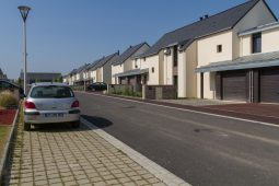 Paves drainants utilises en voirie residentielle pour infiltration des eaux pluviales et amenagement urbain durable