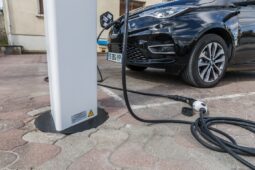 Platine inox et socle UNIMI pour borne de recharge électrique à Fontenay-sur-Loing