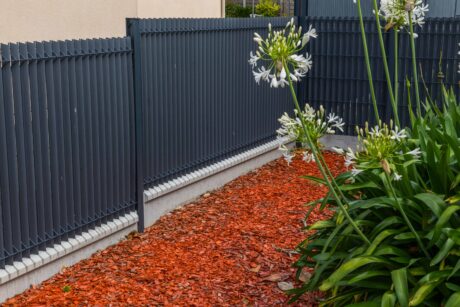 cloture avec plaque de soubassement en beton modele a demi couvertine hauteur pour amenagement exterieur