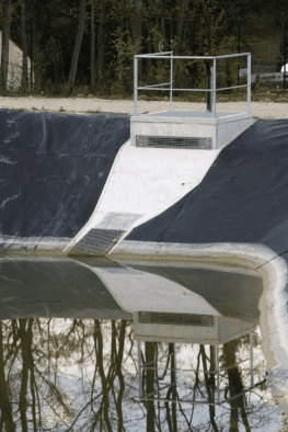 Photo ouvrage de régulation en béton Stradal